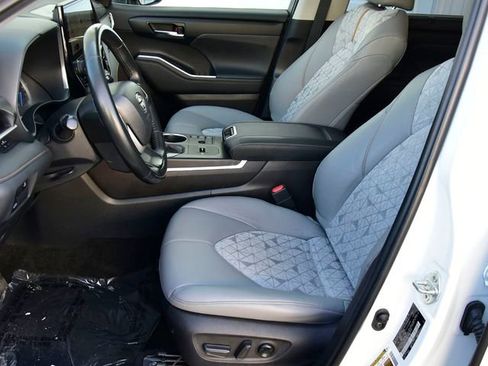 Used 2023 Toyota Highlander Bronze Edition image 12
