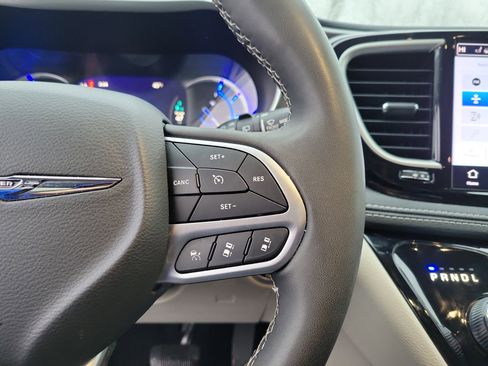 Used 2023 Chrysler Pacifica Touring-L image 23