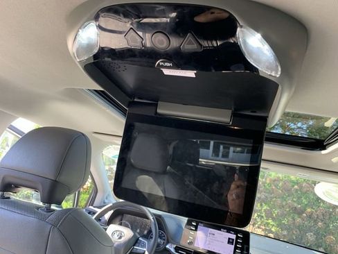 Certified 2023 Toyota Sienna Limited image 33