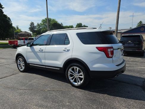 Used 2018 Ford Explorer XLT w/ Equipment Group 202A FWD image 3