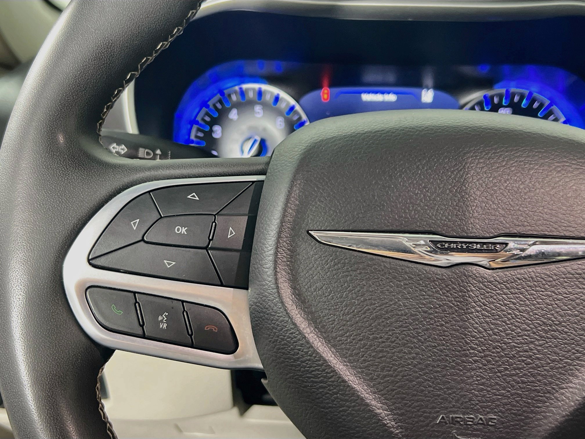 Used 2023 Chrysler Pacifica Touring-L FWD image 18