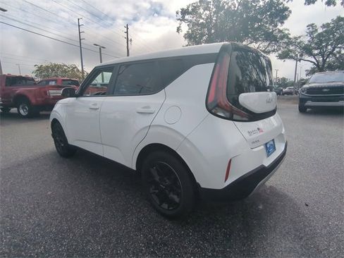 Used 2023 Kia Soul LX w/ LX Technology Package image 7