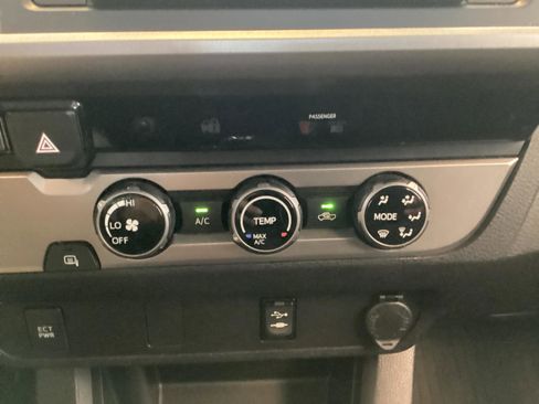 Used 2016 Toyota Tacoma SR5 w/ Towing Package RWD image 11