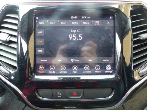 Used 2019 Jeep Cherokee Limited AWD/4WD image 25
