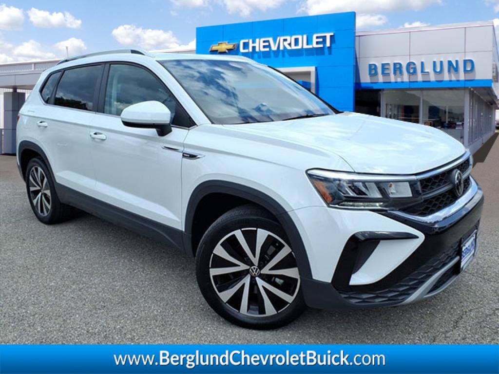 Used 2022 Volkswagen Taos SE w/ Panoramic Sunroof Package FWD image 1