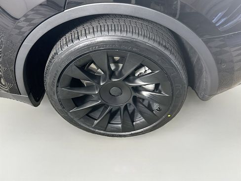 Used 2022 Tesla Model Y Long Range image 11