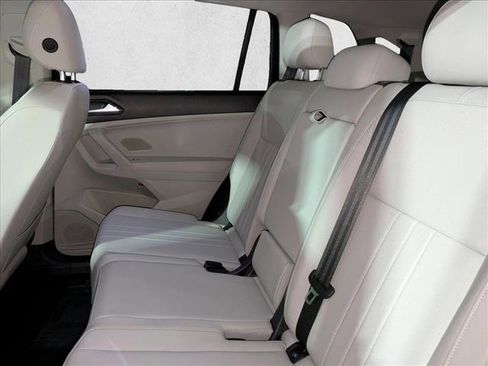 Used 2023 Volkswagen Tiguan SE w/ Panoramic Sunroof Package image 19