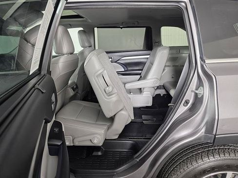 Used 2018 Toyota Highlander XLE AWD/4WD image 29