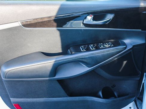 Used 2017 Kia Sorento LX image 21