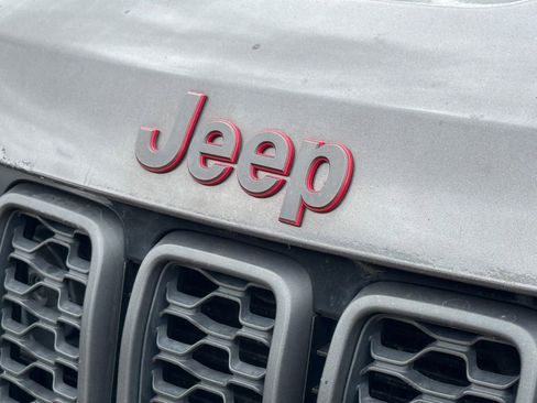 Used 2019 Jeep Grand Cherokee Trailhawk AWD/4WD image 17
