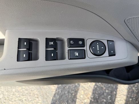 Used 2018 Hyundai Elantra SE image 21