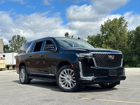 Used 2023 Cadillac Escalade ESV Premium Luxury image 2