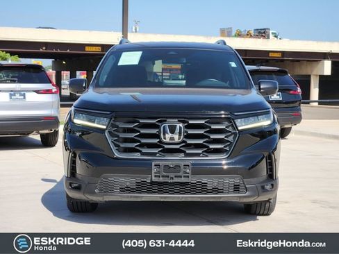 Used 2025 Honda Pilot Sport image 2