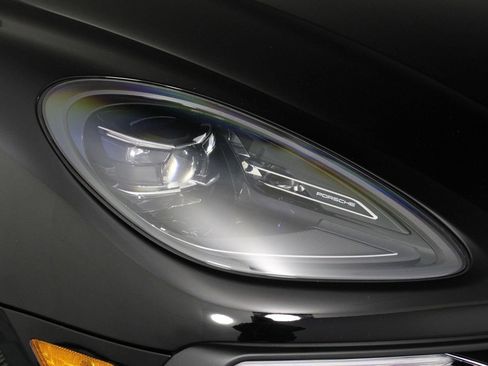 Certified 2025 Porsche Macan AWD/4WD image 28