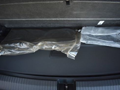 Used 2023 Volkswagen Tiguan SE R-Line image 41