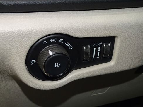 Used 2024 Chrysler Pacifica Touring-L image 14