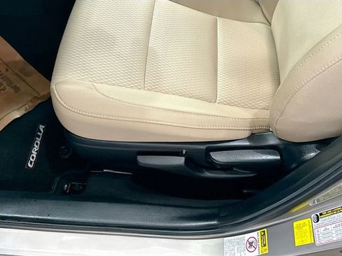 Used 2015 Toyota Corolla LE FWD image 19