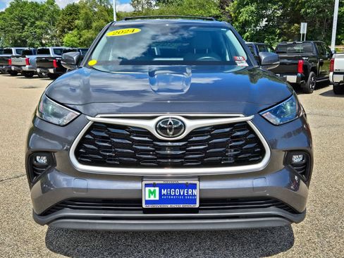 Used 2024 Toyota Highlander LE FWD image 9