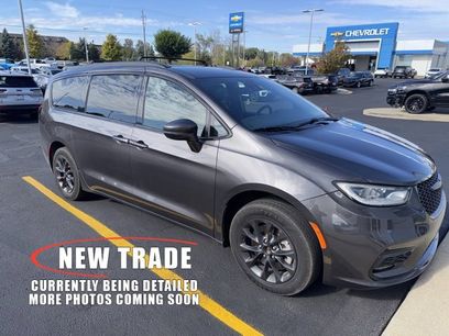 Used 2021 Chrysler Pacifica Touring-L w/ Uconnect Theater Family Group