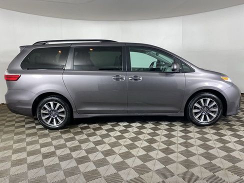 Used 2018 Toyota Sienna XLE w/ XLE Navigation Package image 9