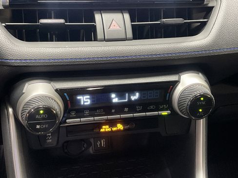 Used 2025 Toyota RAV4 SE image 24