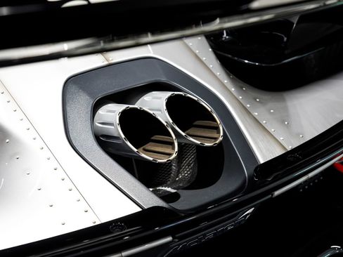Used 2020 McLaren Senna RWD image 18
