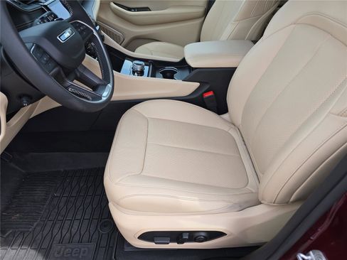 Used 2025 Jeep Grand Cherokee Limited w/ Luxury Tech Group II image 22