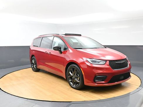 Used 2025 Chrysler Pacifica Limited FWD image 8