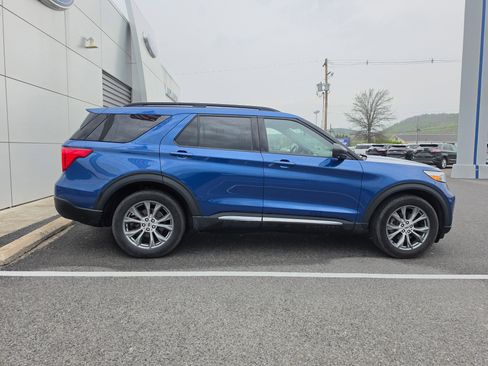 Used 2022 Ford Explorer XLT w/ Equipment Group 202A AWD/4WD image 2