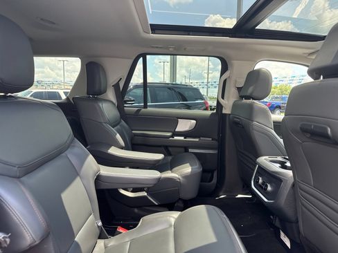Used 2025 Ford Expedition Active RWD image 8
