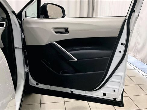 Used 2024 Toyota Corolla Cross LE image 12