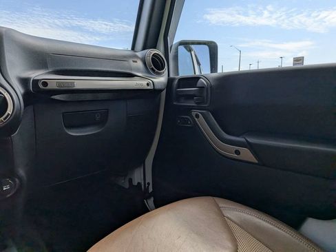 Used 2017 Jeep Wrangler Unlimited Sahara AWD/4WD image 16