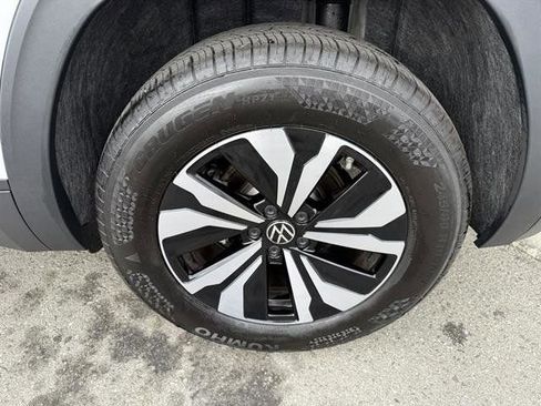 Certified 2025 Volkswagen Atlas Cross Sport SE image 12