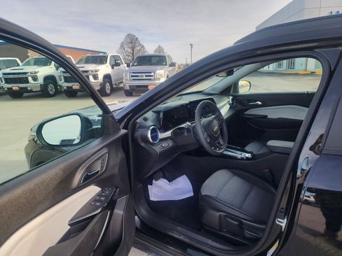 Used 2025 Chevrolet Trax LT image 4