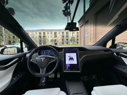 Used 2018 Tesla Model X 75D image 10