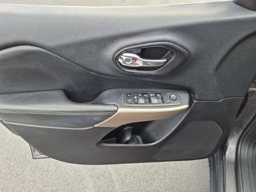 Used 2018 Jeep Cherokee Limited AWD/4WD image 9