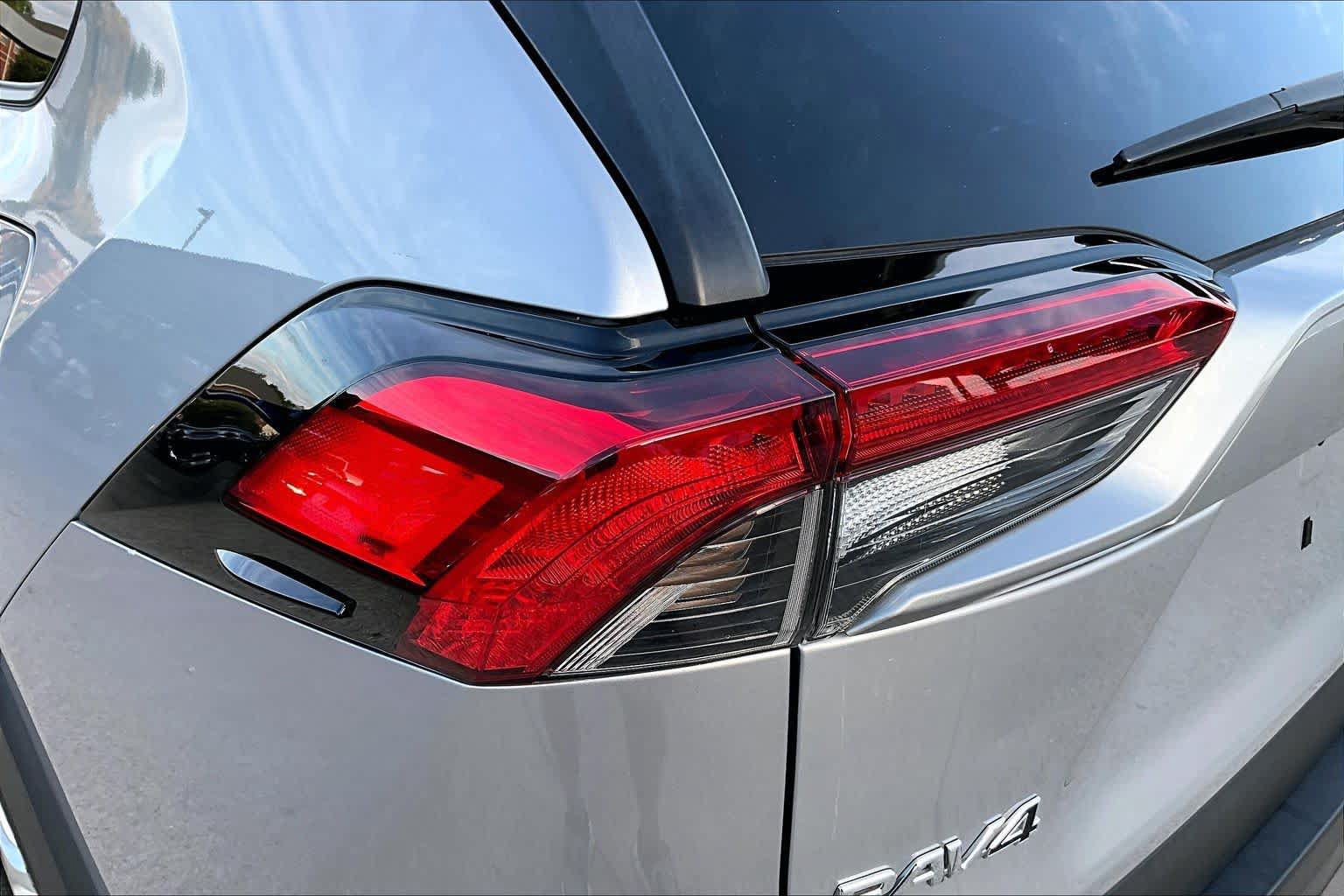 Used 2021 Toyota RAV4 LE AWD/4WD image 28