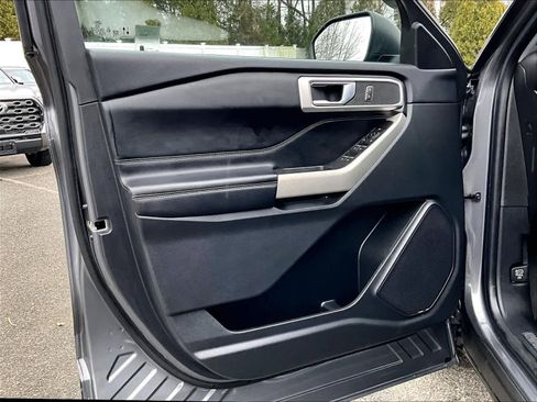 Used 2022 Ford Explorer XLT w/ Equipment Group 202A image 9