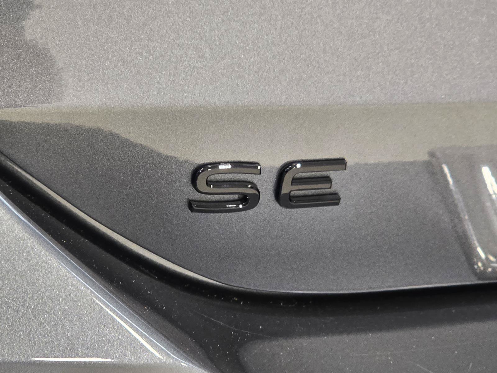 Used 2025 Volkswagen Tiguan SE R-Line FWD image 6