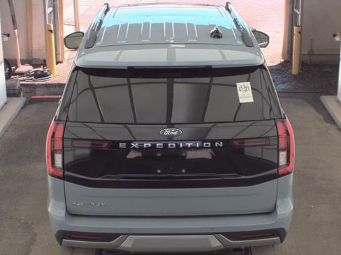 Used 2025 Ford Expedition Platinum w/ Driver's Package AWD/4WD image 4
