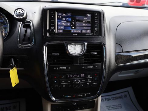 Used 2015 Chrysler Town & Country Limited Platinum FWD image 11