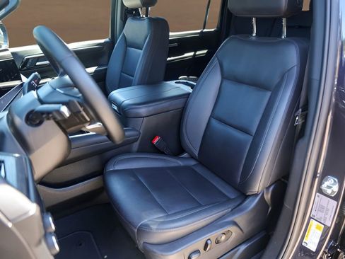 Used 2025 Chevrolet Suburban Z71 AWD/4WD image 7