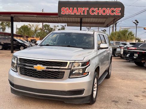 Used 2018 Chevrolet Suburban LT image 2