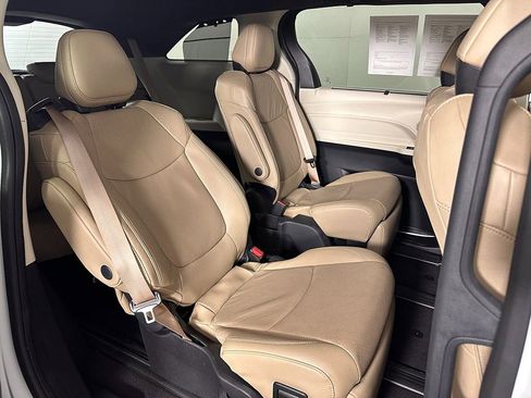 Used 2024 Toyota Sienna Limited image 32