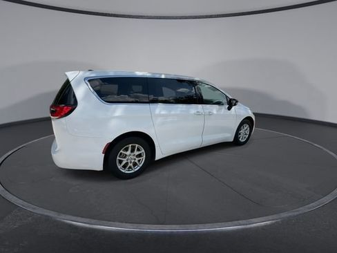 Used 2024 Chrysler Pacifica Touring-L FWD image 8