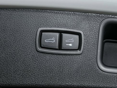 Certified 2025 Porsche Macan image 32