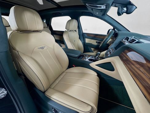 Certified 2025 Bentley Bentayga AWD/4WD image 28