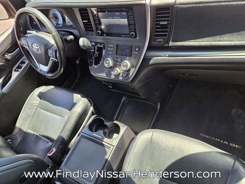 Used 2018 Toyota Sienna SE Premium w/ Carpet Mat Package FWD image 19