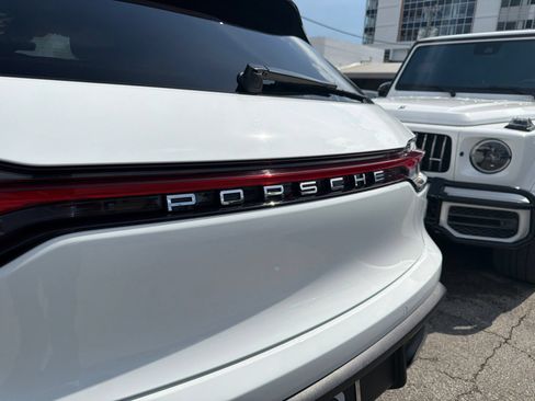 Used 2025 Porsche Macan AWD/4WD image 15