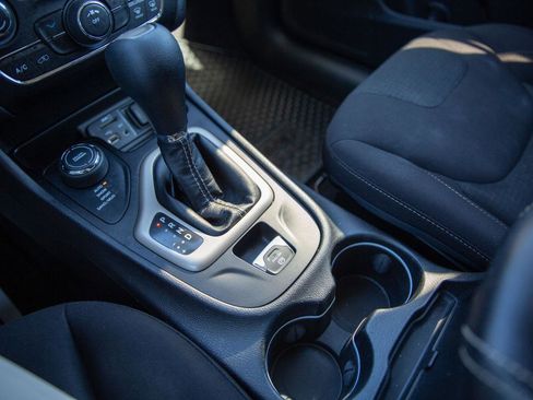 Used 2017 Jeep Cherokee Latitude w/ Cold Weather Group image 15